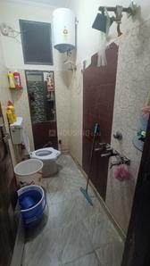 Bathroom Image of 100 Sq.ft 2.5 BHK Builder Floor for rent in Krishna Nagar New Delhi for Rs. 20000