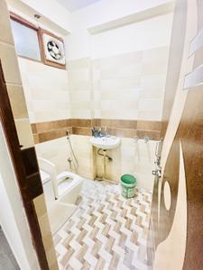Bathroom Image of 150 Sq.ft 1 BHK Apartment / Flat for rent in Aya Nagar New Delhi for Rs. 15000