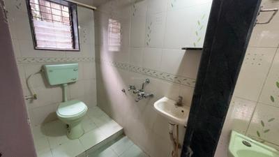 Bathroom Image of 750 Sq.ft 1 BHK Apartment / Flat for rent in Hemoo Kalani Society, Pimpri Pune for Rs. 17500