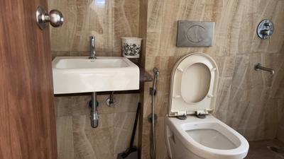 Bathroom Image of 680 Sq.ft 1 BHK Apartment / Flat for rent in Lodha Amara, Kolshet Thane for Rs. 28000