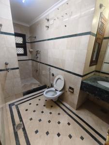 Bathroom Image of 1100 Sq.ft 2 BHK Apartment / Flat for rent in DDA RWA Munirka DDA Flats, Vasant Vihar New Delhi for Rs. 50000