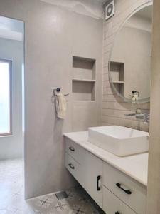 Common Bathroom Image of 1800 Sq.ft 3 BHK Apartment / Flat for rent in Vasant Kunj New Delhi for Rs. 100000