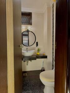 Bathroom Image of 1440 Sq.ft 3 BHK Builder Floor for sale in Chittaranjan Park New Delhi for Rs. 36500000