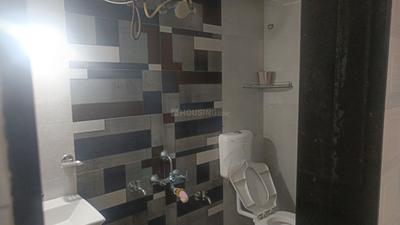 Bathroom Image of 530 Sq.ft 1 BHK Independent House for rent in Shivaji Nagar Pune for Rs. 32000