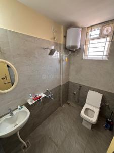 Bathroom Image of 350 Sq.ft 1 RK Apartment / Flat for rent in Domlur Layout Bengaluru for Rs. 28000