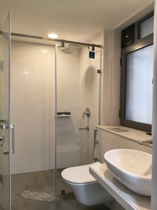 Common Bathroom Image of 1100 Sq.ft 2.5 BHK Apartment / Flat for rent in Raheja Acropolis, Chembur Mumbai for Rs. 110000