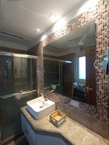 Bathroom Image of 7200 Sq.ft 4 BHK Builder Floor for rent in Maharani Bagh New Delhi for Rs. 275000