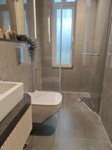 Common Bathroom Image of 1050 Sq.ft 3 BHK Apartment / Flat for rent in Purva Clermont, Chembur Mumbai for Rs. 140000