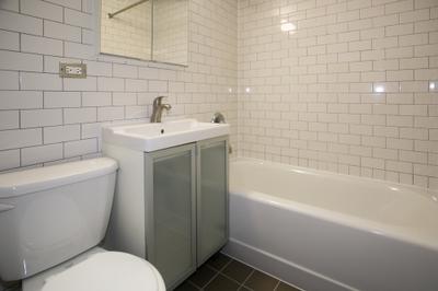 Bathroom Image of 1075 Sq.ft 3 BHK Apartment / Flat for sale in Platinum Tower 4, Andheri West Mumbai for Rs. 40000000