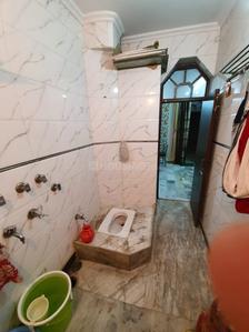 Bathroom Image of 1350 Sq.ft 4 BHK Builder Floor for sale in Daryaganj New Delhi for Rs. 8000000
