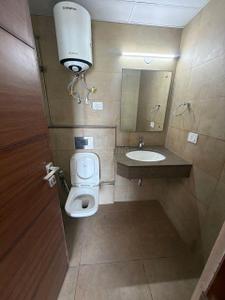 Bathroom Image of 1410 Sq.ft 3 BHK Apartment / Flat for sale in Shapoorji Pallonji JoyVille, Sector 102 Gurgaon for Rs. 27000000