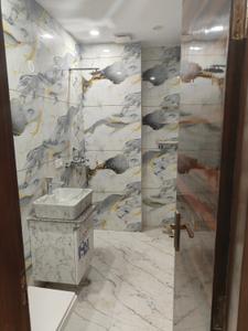 Bathroom Image of 630 Sq.ft 2 BHK Builder Floor for rent in Krishna Nagar New Delhi for Rs. 28000