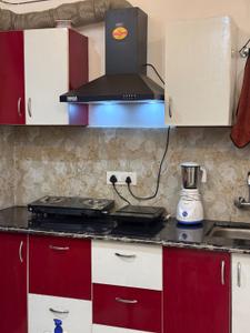 Kitchen Image of 700 Sq.ft 1 BHK Builder Floor for rent in Clement Town Dehradun for Rs. 19000