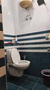 Bathroom Image of 600 Sq.ft 1 BHK Apartment / Flat for rent in Halasuru Bengaluru for Rs. 30000
