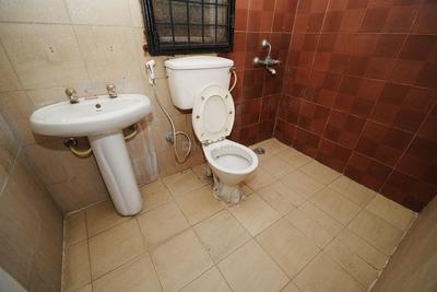 Bathroom Image of 900 Sq.ft 2 BHK Apartment / Flat for sale in Mahagun Mascot, Crossings Republik Ghaziabad for Rs. 8250000