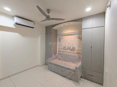 Bedroom Image of 2150 Sq.ft 4 BHK Apartment / Flat for rent in Pratham Bluets, New Alkapuri Vadodara for Rs. 60000