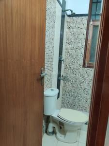 Bathroom Image of 1300 Sq.ft 2 BHK Builder Floor for rent in Sector 46 Noida for Rs. 30000