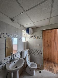 Bathroom Image of 1950 Sq.ft 3.5 BHK Apartment / Flat for rent in Vrindavan Yojana Lucknow for Rs. 26000