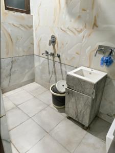 Bathroom Image of 1350 Sq.ft 3 BHK Builder Floor for rent in Janakpuri New Delhi for Rs. 48000