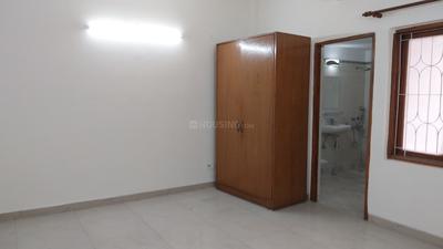 Bedroom Image of 2400 Sq.ft 4 BHK Builder Floor for rent in Arjun Nagar New Delhi for Rs. 150000