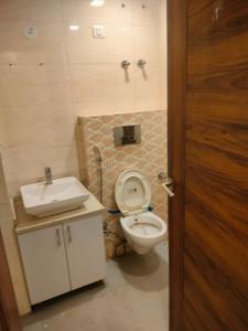 Bathroom Image of 1350 Sq.ft 3 BHK Builder Floor for rent in Puri Kohinoor Faridabad, Sector 89 Faridabad for Rs. 29000