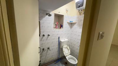 Bathroom Image of 600 Sq.ft 1 BHK Independent House for rent in Sanjaynagar Bengaluru for Rs. 16000