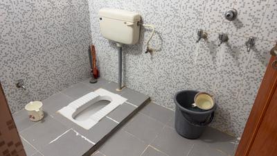 Bathroom Image of 1250 Sq.ft 2 BHK Builder Floor for rent in Indira Nagar Lucknow for Rs. 18000