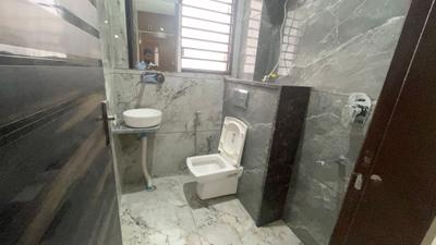 Bathroom Image of 1000 Sq.ft 1 BHK Builder Floor for rent in Sector 57 Gurgaon for Rs. 36000