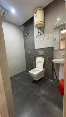 Bathroom Image of 600 Sq.ft 1 BHK Independent House for rent in DLF Phase 3 Gurgaon for Rs. 30000