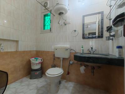 Bathroom Image of 2000 Sq.ft 2 BHK Builder Floor for rent in Surendra Home South City 1, Sector 41 Gurgaon for Rs. 52000