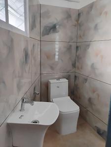 Bathroom Image of 650 Sq.ft 2 BHK Independent House for rent in Eerayil Kadavu Kottayam for Rs. 15000