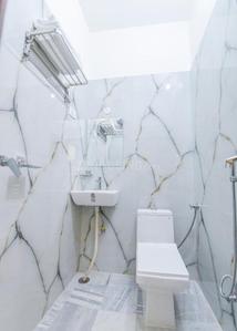 Bathroom Image of Stay Luxury PG in DLF Phase 2, Gurgaon