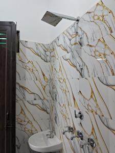 Bathroom Image of 1700 Sq.ft 3.5 BHK Independent House for sale in Govindpuram Ghaziabad for Rs. 8500000