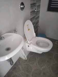 Common Bathroom Image of 1050 Sq.ft 2 BHK Apartment / Flat for sale in Hiranandani Gardens Valencia, Powai Mumbai for Rs. 40500000