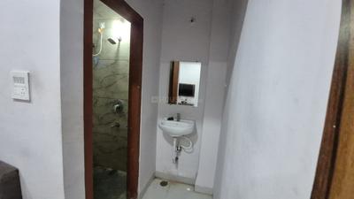 Bathroom Image of 600 Sq.ft 1 BHK Apartment / Flat for rent in Veena Nagar Indore for Rs. 18000