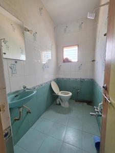 Bathroom Image of 1900 Sq.ft 4 BHK Duplex for rent in Narayan Gardens, New Alkapuri Vadodara for Rs. 25000