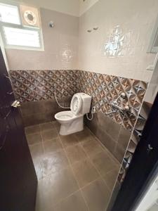 Bathroom Image of 1410 Sq.ft 3 BHK Apartment / Flat for rent in The Nest Euphoria, Sholinganallur Chennai for Rs. 35000