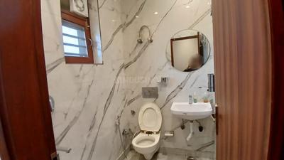 Bathroom Image of 1200 Sq.ft 3 BHK Builder Floor for rent in Janakpuri New Delhi for Rs. 40000