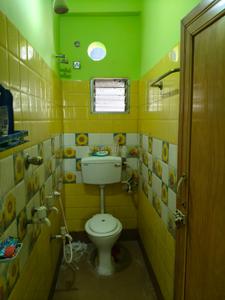 Bathroom Image of 600 Sq.ft 2 BHK Independent House for rent in South Dum Dum Kolkata for Rs. 12000