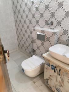 Common Bathroom Image of 3240 Sq.ft 4 BHK Builder Floor for sale in Palam Vihar Gurgaon for Rs. 34800000