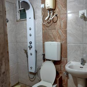 Bathroom Image of 1800 Sq.ft 3 BHK Apartment / Flat for rent in Shukan Heights, Kudasan Gandhinagar for Rs. 25000