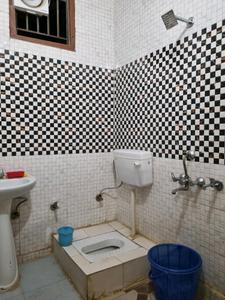 Common Bathroom Image of 675 Sq.ft 3 BHK Apartment / Flat for rent in Lord Krishna Apartment, Uttam Nagar New Delhi for Rs. 18000