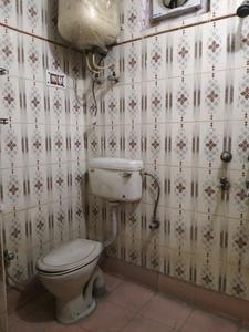 Common Bathroom One Image of 1000 Sq.ft 2 BHK Apartment / Flat for sale in Dilshad Garden New Delhi for Rs. 4800000