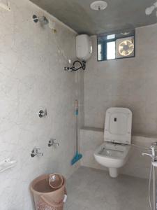 Common Bathroom Image of 701 Sq.ft 2 BHK Builder Floor for rent in Maninagar Ahmedabad for Rs. 15500