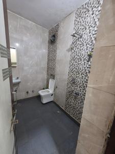 Bathroom Image of 1400 Sq.ft 3.5 BHK Apartment / Flat for rent in Ekta Apartments, Paschim Vihar New Delhi for Rs. 37000