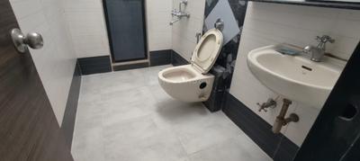 Bathroom Image of 980 Sq.ft 2 BHK Apartment / Flat for rent in Dahisar West Mumbai for Rs. 55000