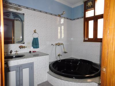 Bathroom Image of 3200 Sq.ft 5 BHK Villa for sale in Sector 14 Noida for Rs. 98500000