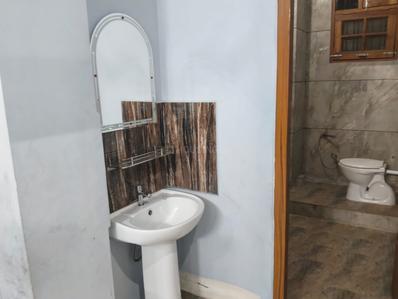 Bathroom Image of 1500 Sq.ft 2 BHK Builder Floor for rent in Indira Nagar Lucknow for Rs. 15500