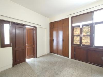Bedroom Image of 3600 Sq.ft 3.5 BHK Builder Floor for rent in East Of Kailash New Delhi for Rs. 125000