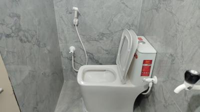 Bathroom Image of 700 Sq.ft 1 BHK Independent House for rent in Kismatpur Hyderabad for Rs. 12000